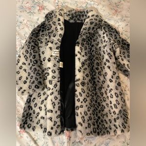 Vintage Faux Fur Coat 🖤 🤍